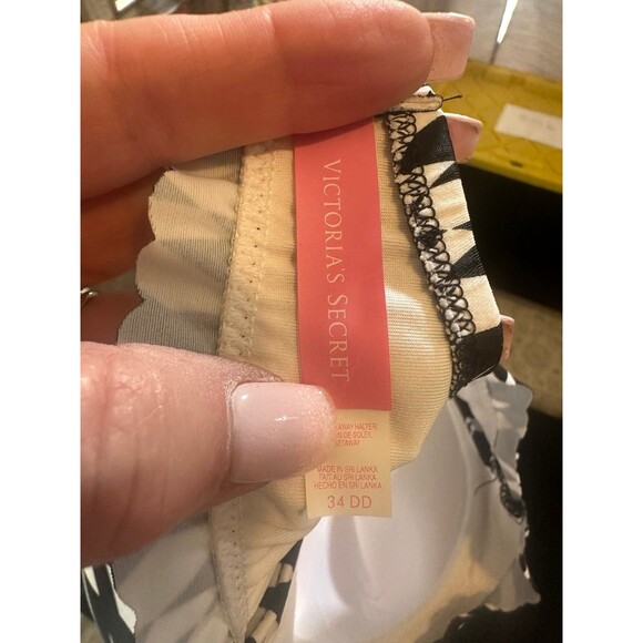 Victoria’s Secret 34DD molded ruffle bikini top - Picture 3 of 3